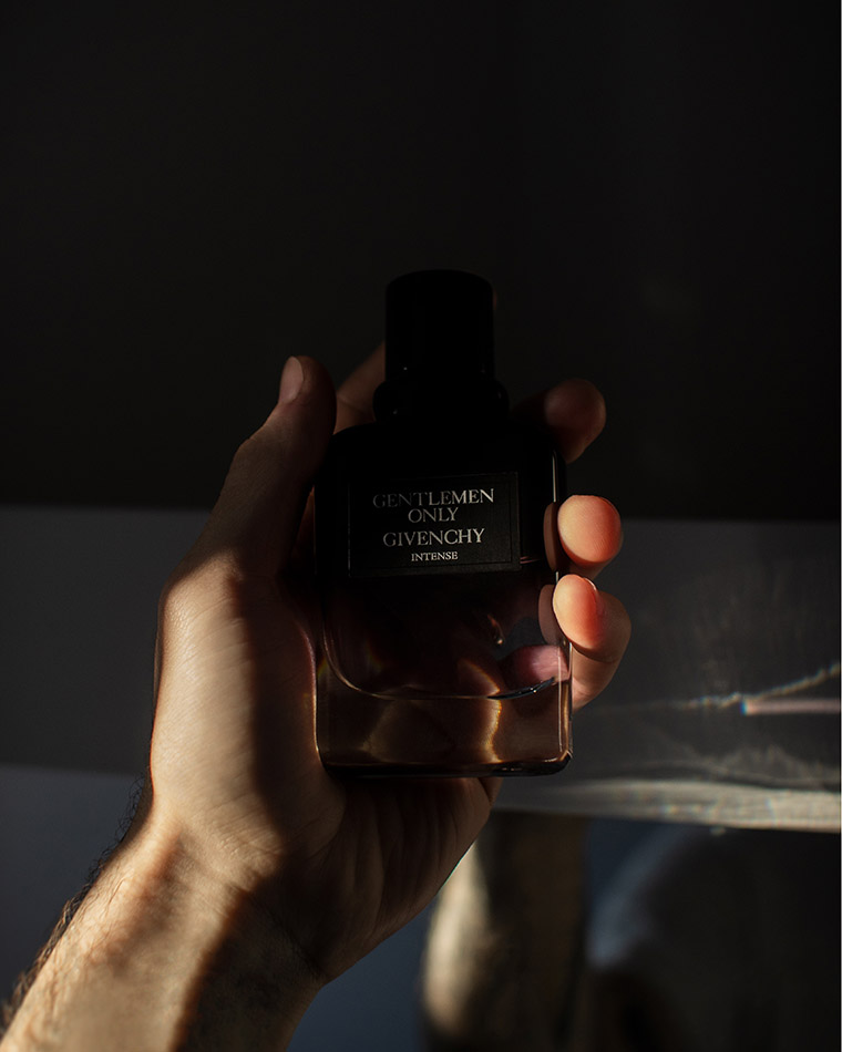 what's your favourite scent? 🦇 do you use some something that smells like  wet wood, old paper, peat or woody vanilla? here are mine recommendations:  whispers in the library by Maison Margiela