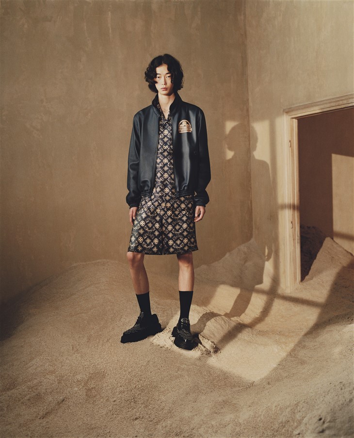 Louis Vuitton on X: Seasonal renewal. #LouisVuitton is sharing a selection  of highlights from recent #LVEditorials. A #LVMenSS20 Soft Trunk by  #VirgilAbloh was captured by Edwin Zhang for Harper's Bazaar Men China.